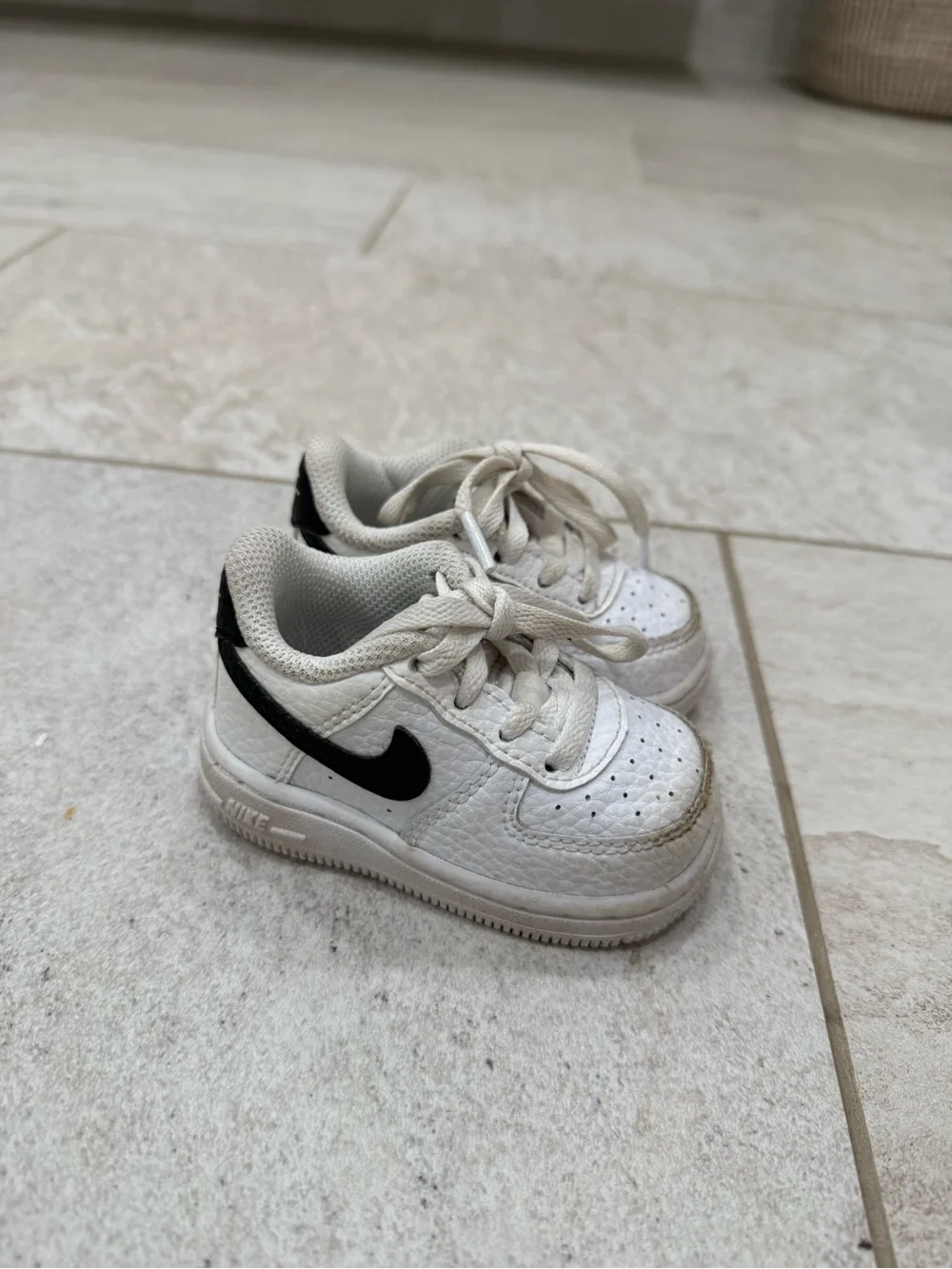Nike Kids White & Black Low-Top Sneakers - Size 3C